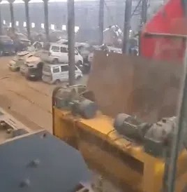 客戶使用900型破碎機(jī)破碎汽車(chē)殼