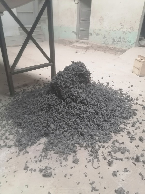 淄博地區(qū)破碎機試機調(diào)試，物料屬于夾雜重度灰塵的金屬組成件